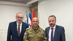 Předsedové výborů pro bezpečnost Pavel Žáček a zahraniční věci Marek Ženíšek na půdě izraelského ministerstva obrany s tiskovým mluvčím IDF Aryem S. Shallcarem: Jsme odhodláni a zvítězíme!