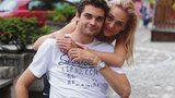 Zach: Má holku, vrací se do školy a dělá pro televizi