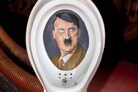 Šílený Němec sbírá záchody, má i s Hitlerem