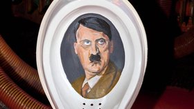 Záchod s Hitlerem, jak se vám líbí?