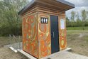Je to první veřejná ekologická toaleta v Česku. Je bez zápachu a není závislá na vodě a elektřině. Splachuje se posypáním pilinami. Lidské exkrementy jdou pak do kompostu.