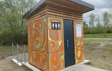 Je to první veřejná ekologická toaleta v Česku. Je bez zápachu a není závislá na vodě a elektřině. Splachuje se posypáním pilinami. Lidské exkrementy jdou pak do kompostu.