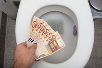 Policie řeší ucpaný záchod v bance: Někdo chtěl spláchnout miliony!