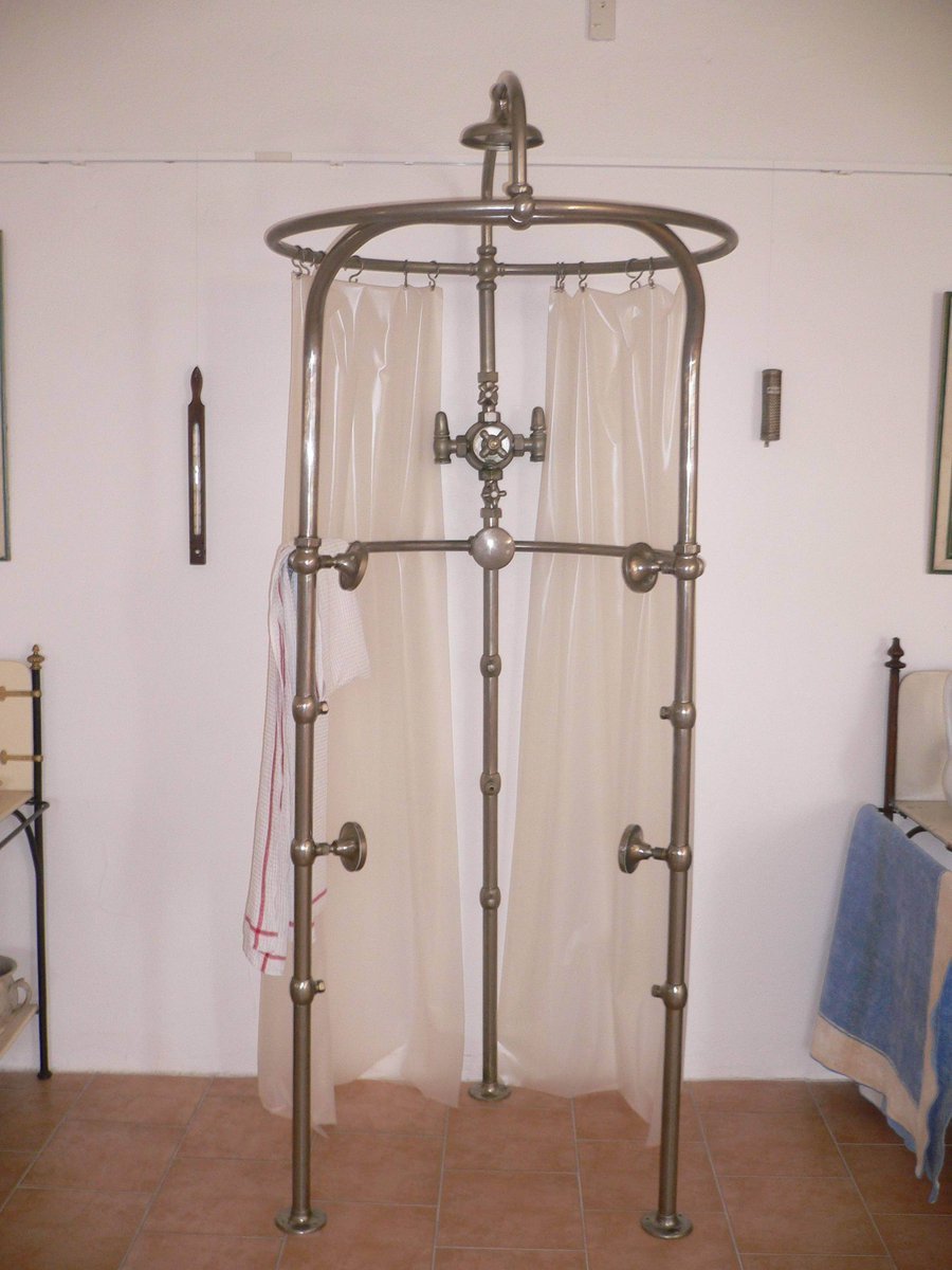 Sprchovací kout - K vidění je i historický sprchovací kout a secesní splachovací záchod s dřevěným prkénkem.