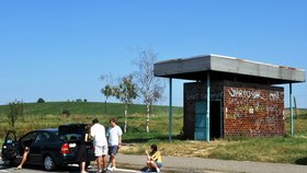 Před pomalovaným odporným WC na odpočívadle u Staroviček zastavili v pátek před polednem mladí Maďaři. „Je to hnus!“ řekli Blesku na adresu pokálených záchodů.