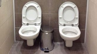 To se může stát jen v Soči: Na olympiádě mají dva záchody vedle sebe