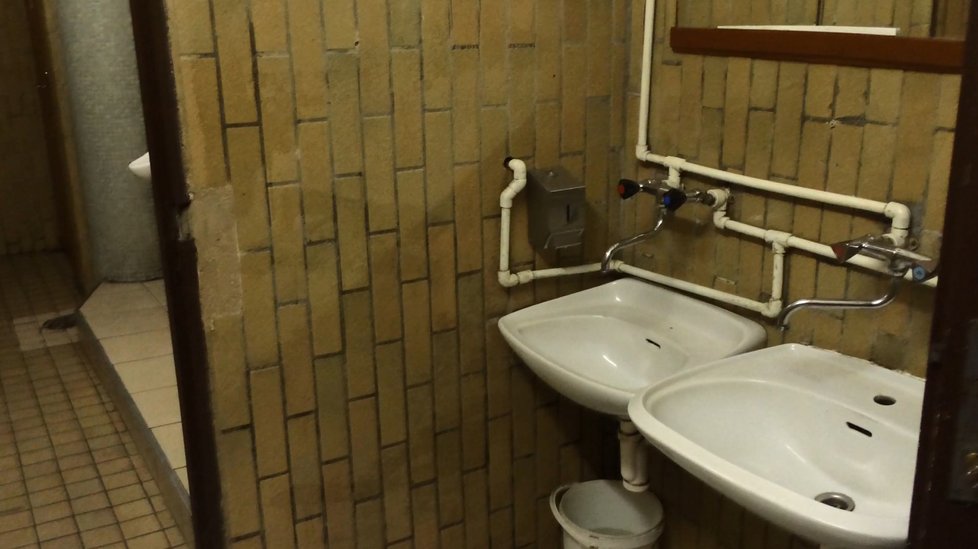 Záchody na Smíchovském nádraží patří k jedněm z nejodpornějších.