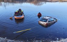 Řidič sypače zachráncem: Z rybníka vytáhl šoféra potopené fabie
