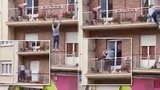 Muž (24) zachránil babču (80) visící z balkónu: Vyšplhal za ní po zábradlí! 