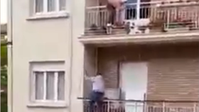 Muž zachránil babičku visící z balkónu.