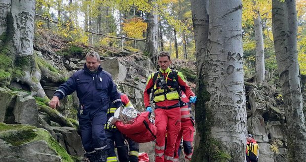 Dívku (11), která spadla ze skály, museli k vrtulníku donést. Dívku (11), která spadla ze skály, museli k vrtulníku donést.
