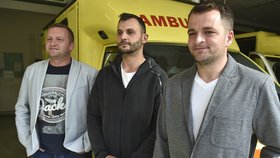 Záchranáři (zleva) Jiří Stuška a Jiří Vašica vystoupili 15. října 2019 v Uherském Hradišti ještě s dalším kolegou na tiskové konferenci k nedělní nehodě na D1, kde zachránili z hořícího automobilu dva lidi. U události zasahovali v civilu.