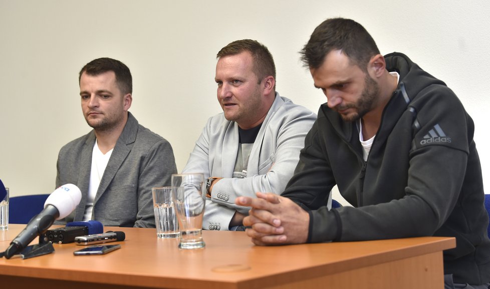 Záchranáři (zleva) Jiří Stuška a Jiří Vašica vystoupili 15. října 2019 v Uherském Hradišti ještě s dalším kolegou na tiskové konferenci k nedělní nehodě na D1, kde zachránili z hořícího automobilu dva lidi. U události zasahovali v civilu.