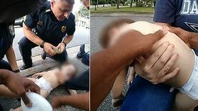 Chlapeček (1) se dusil: Policisté mu zachránili život!