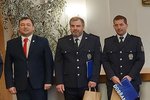 Ocenění policisté Jiří Apolín (uprostřed) a Tomáš Honzík (vpravo) se starostou Dobřan Martinem Sobotkou.