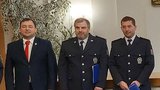 Hořelo: Policisté Jiří a Tomáš vynesli babičku (92) ze zakouřeného bytu