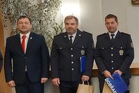 Hořelo: Policisté Jiří a Tomáš vynesli babičku (92) ze zakouřeného bytu