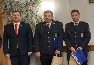 Ocenění policisté Jiří Apolín (uprostřed) a Tomáš Honzík (vpravo) se starostou Dobřan Martinem Sobotkou.