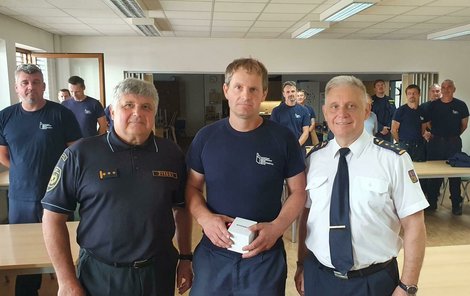 Pavel (vlevo) dostal od šéfa jihočeských hasičů Lubomíra Bureše i hodinky.