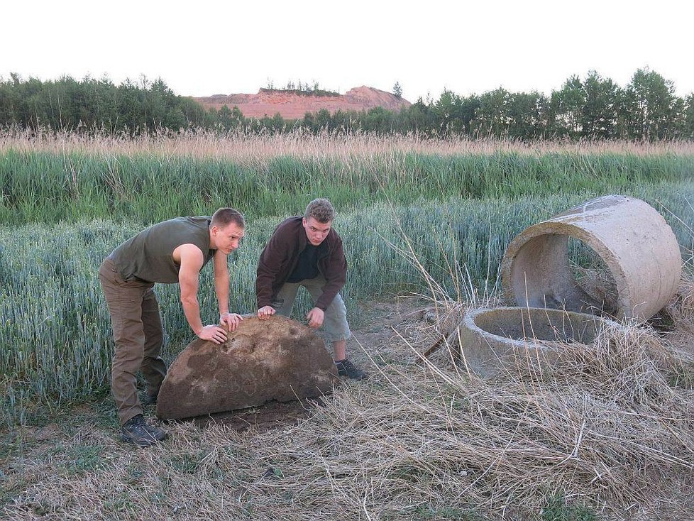 Záchrana mladé husy ze skruže meliorační šachty