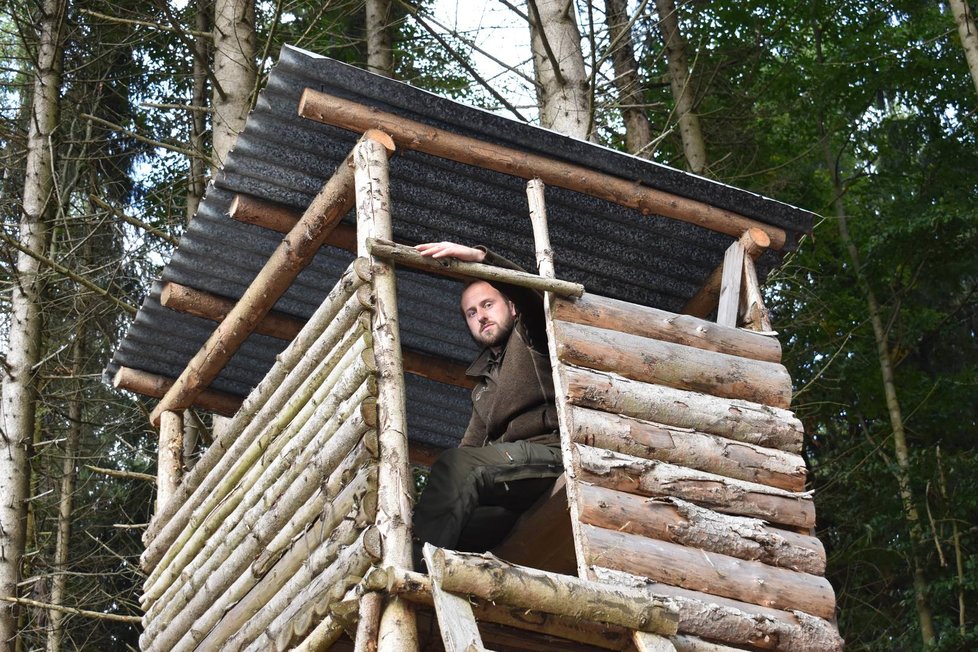 Hajný Martin Semecký na posedu, kde nejspíš malá Julia přenocovala. Děvče v první verzi ale uvedlo, že nocovalo ve vysoké trávě.