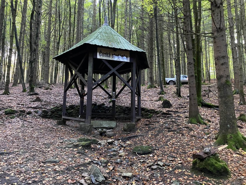 Česká studánka s pramenem vody je asi 700 metrů od místa, kde se Julia našla. Chodila sem pít? Okolo ji v úterý po cestě, kde je vidět zaparkované auto, nesli zachránci v náručí. Jejich vůz byl tehdy vzdálený asi ještě 300 metrů.