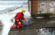 Zásah hasičů na koupališti: Malá labuť přimrzla k hladině