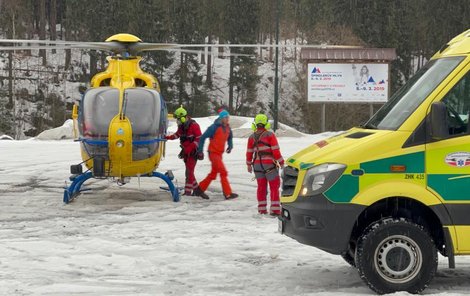 Záchranářský vrtulník zraněnou transportoval do špitálu.