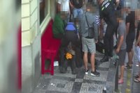 VIDEO: Dramatický boj o život v centru Prahy: Muž (51) zkolaboval na ulici, šlo o vteřiny
