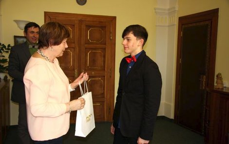 Dominiku Brousilovi (15) poděkovala za odvahu starostka Písku Eva Vanžurová.