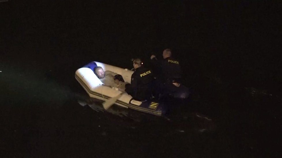 Policisté v noci vylovili z Vltavy muže v pyžamu. Život mu zachránili pes a bezdomovec.