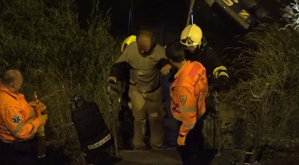 Policisté v noci vylovili z Vltavy muže v pyžamu. Život mu zachránili pes a bezdomovec.