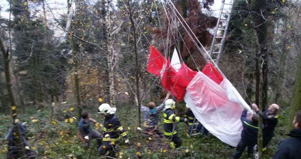 U Švihova havarovala paraglidistka: Zachytila se v elektrickém vedení