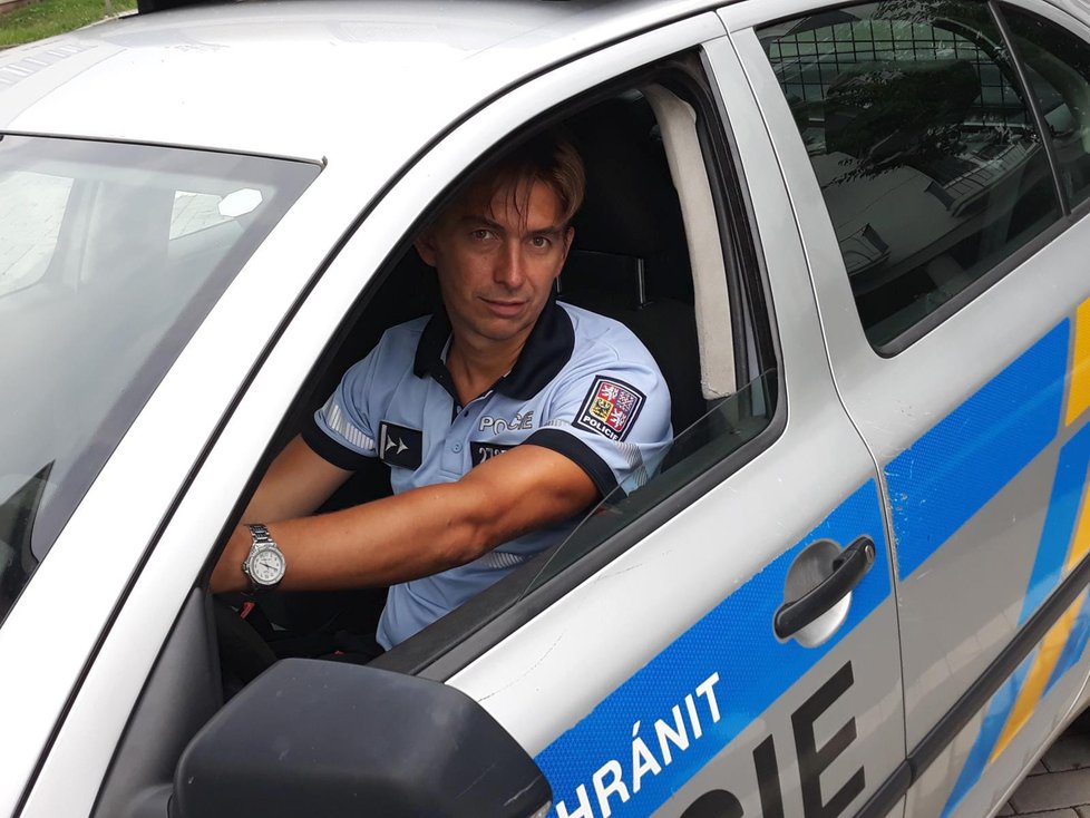Policista David Maša (40) prokázal na dovolené v Bulharsku velkou rozhodnost. Ze silných vln zachránil zcela vyčerpaného krajana (82).