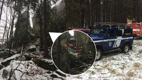 Dramatická záchrana zřícené horolezkyně: Záchranáři museli do výstroje a zlézt skalní stěnu