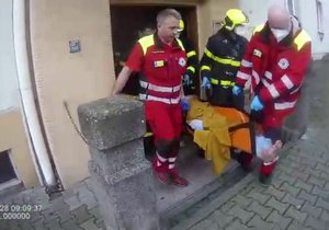 Záchrana seniora z bytu v Ostravě-Michálkovicích. Tři dny uvázl po pádu ve vaně.