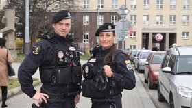 Ostravští strážníci Ondřej Vidlička (33) a Nikola Vítečková (28).
