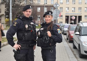 Ostravští strážníci Ondřej Vidlička (33) a Nikola Vítečková (28).