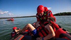 Drama na Otavě: Pod jezem se po převrácení kánoe topila žena! 20 minut ji resuscitovali