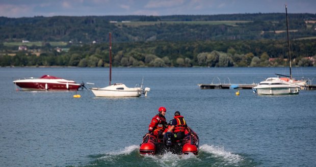 Brit skočil do vody z rekordní výšky: Po dopadu omdlel, zachraňovali ho potápěči