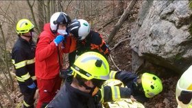 Záchranáři museli zachraňovat zraněnou ženu. Použili k tomu i vrtulník.