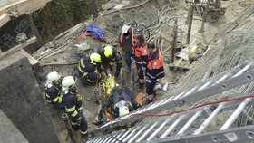Dramatické video: Hasiči z Kraslic zachraňovali dělníka, který zkolaboval v hlubokém výkopu.