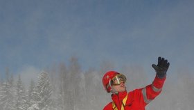 ...záchranář ve zvířeném sněhu za chvíli zachytí lano zavěšené pod vrtulníkem...