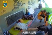 Muž jen bezvládně ležel a chrčel! Strážníci v Ostravě ho 10 minut „nahazovali"