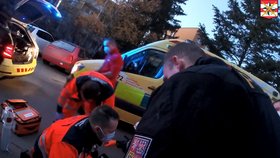 Muž nabídl pomoc ženě s opravou auta, vzápětí se mu zastavilo srdce. Pomohli mu policisté a záchranáři.