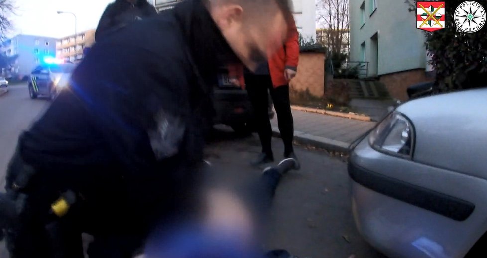 Muž nabídl pomoc ženě s opravou auta, vzápětí se mu zastavilo srdce. Pomohli mu policisté a záchranáři.