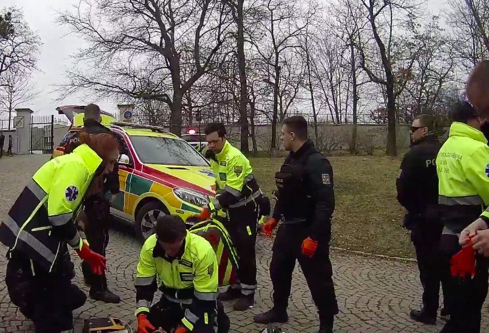 Pražští policisté zachránili život muži, který v zkolaboval v parku.