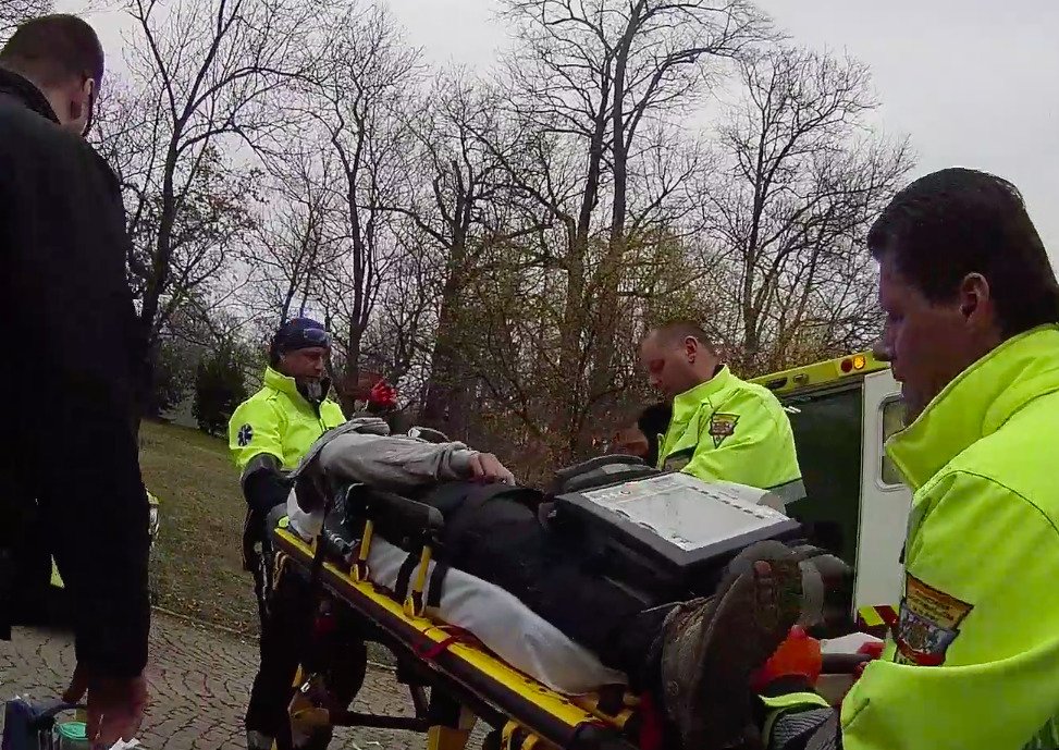 Pražští policisté zachránili život muži, který v zkolaboval v parku.