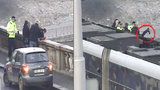 VIDEO: Drama na Palackého mostě! Žena chtěla spáchat sebevraždu, policisté ji zachránili