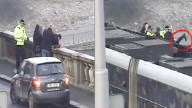 Žena se rozhodla skočit z Palackého mostu, policisté ji za ruce vytáhli na chodník.